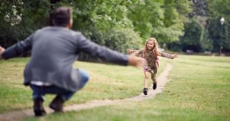 Rasenmäher-Eltern – und wie sie die Entwicklung des Kindes beeinflussen | apomio Gesundheitsblog