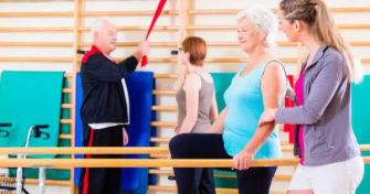 Länger eigenständig, besser bei Kräften: Was Reha bei Senioren bewirken kann! | apomio Gesundheitsblog