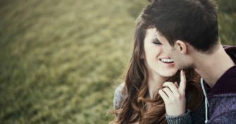 Immer früher, immer hemmungsloser? Wie gehen Jugendliche heute wirklich mit Sex um? | apomio Gesundheitsblog