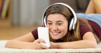 Wie Soziale Medien das Selbstbild Jugendlicher beeinflussen | apomio Gesundheitsblog