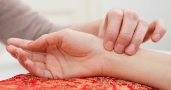 Mit sanftem Druck zur Heilung: Akupressur | apomio Gesundheitsblog