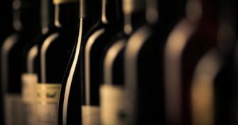 Wenn es ohne Schnaps und Co. nicht geht: Die Alkoholabhängigkeit | apomio Gesundheitsblog