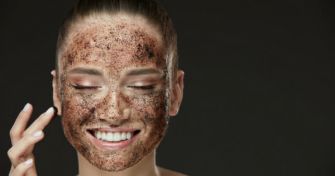 Gesichtspeeling – die Hauterneuerungskur für zwischendurch | apomio Gesundheitsblog
