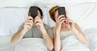 Internet- und Smartphonesucht: Wenn Facebook und Co. zur Droge wird | apomio Gesundheitsblog