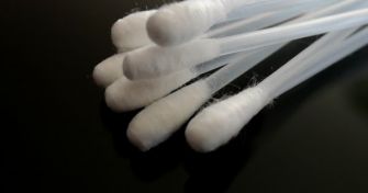 Ohren richtig putzen: Ohrenstäbchen ja oder nein? | apomio Gesundheitsblog