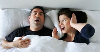 Was hilft gegen Schnarchen? | apomio Gesundheitsblog
