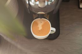 Koffein und Cortisol: Wenn deine Kaffeeroutine deine Energie raubt | apomio Gesundheitsblog