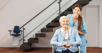 Treppenlifte - Welche Arten und Kosten gibt es? | apomio Gesundheitsblog